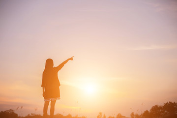 Fototapeta na wymiar Woman hands sunsets 