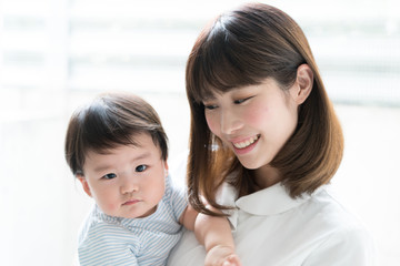 赤ちゃんを抱いた女性看護師