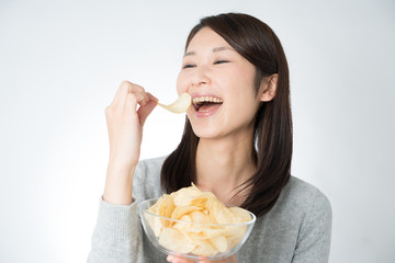 ポテトチップスを食べる女性