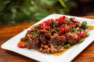 stir-fry beef with pepper