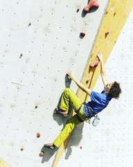 The climber trains on the simulator on the street.