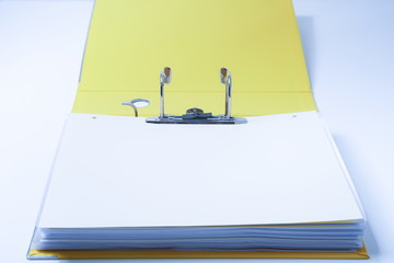 Dokumente, Schriftstücke und Akten im Ordner