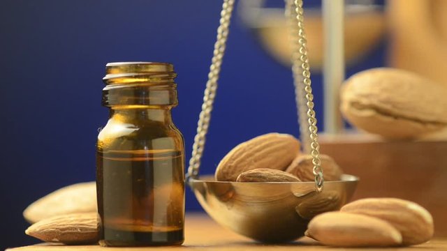 Almond oil Aceite de almendras Olio di mandorle Olejek migdałowy Mandel&ouml;l Huile d'amande 
