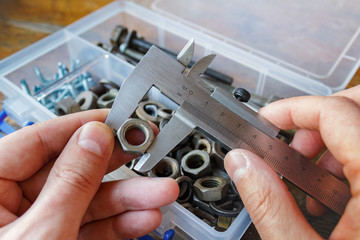Measurement of the size of a nut with caliper