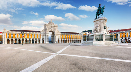 Lisbon - Rua Augusta  Arch is a triumphal on Commerce Square, Portugal - obrazy, fototapety, plakaty