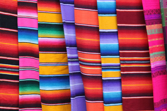 Messico poncho Serape sfondo messicano tappeto poncho festa Cinco de Mayo con strisce di tessuto materiale tessile