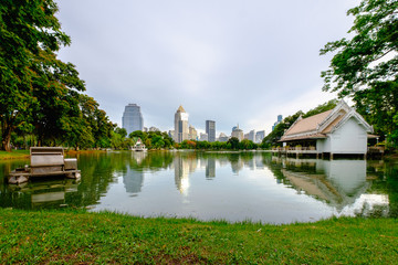 Obraz premium Twilight cityscape, office buildings and apartments in Thailand at dusk