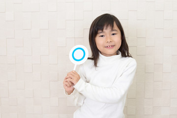 判定する女の子