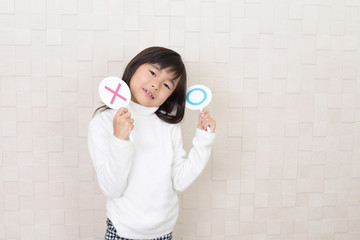 判定する女の子