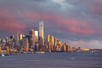 Obraz premium Downtown Manhattan skyline at sunset