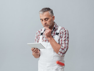 Painter using a digital tablet © stokkete