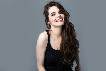 Naklejka premium Smiling Woman on a gray background.