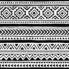 Nahtlose ethnische und Stammes-Muster. Handgefertigt. Horizontale Streifen. Schwarz-Weiß-Druck für Ihre Textilien.