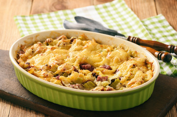 Casserole with bread, leek, ham and cheese.