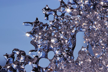 崩れそうな春の氷り