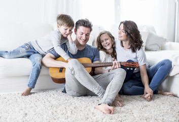 Familie macht zusammen musik