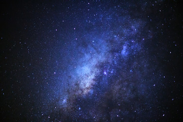 Naklejka premium Zbliżenie galaktyki Drogi Mlecznej z gwiazdami i kosmicznym pyłem we Wszechświecie, Fotografia z długim czasem naświetlania, z ziarnem.