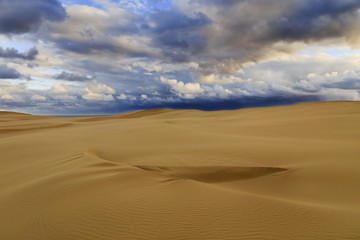 Plakat Sand dunes clouds horiz