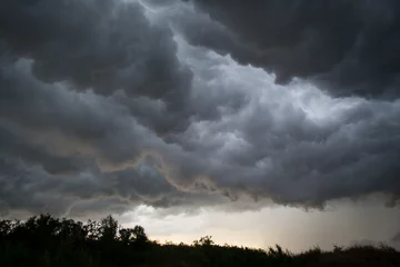 Fotobehang Onweer Gruwelijke wolken die voor de storm uit bewegen