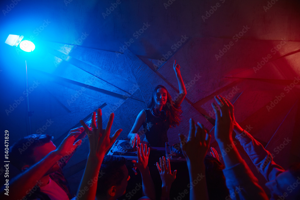 Poster Cheerful girl entertaining ecstatic crowd of dancers