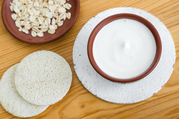 Homemade mask made of sour cream (greek yogurt) and oatmeal. Diy cosmetics