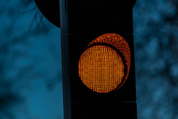 Feu orange.