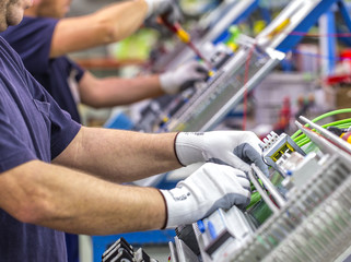 Manos trabajando en placa electronica EN FABRICA 