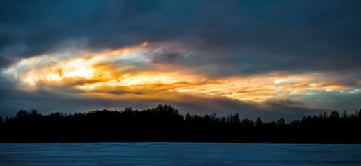 Магия драматический момент заката небо и облака зимой 