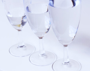 Tres copas de cristal llenas de agua