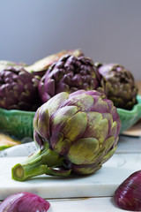 Obraz premium Fresh big Romanesco artichokes green-purple flower heads ready to cook