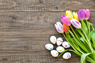 Bunter Strauß aus Tulpen mit Ostereiern