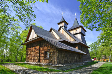 Fototapeta na wymiar Drewniany kościół w Bukowcu na Pogórzu Rożnowskim