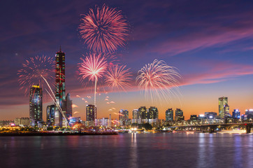 Fototapeta premium Seul City and Fireworks, Korea Południowa.