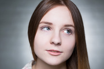 Obraz premium Thoughtful young woman