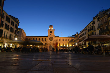 Vue de nuit du palais du Capitaine avec la tour de l'Horloge sur la place des Seigneur à Padoue
