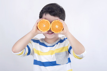 niño divertido con naranjas