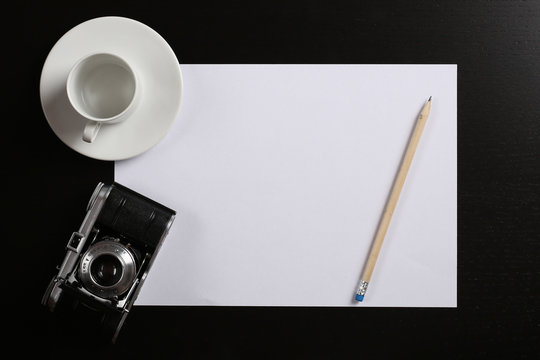 caff&egrave;, carta e macchina fotografica