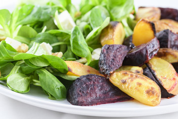 Rote Bete mit Kartoffelspalten und Feldsalat