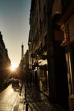 Tour Eiffel al tramonto nelle strade di parigi