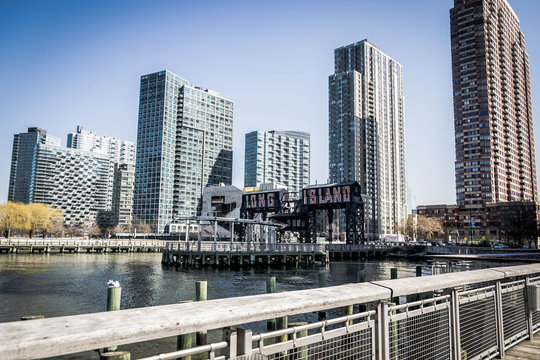 Vista dei palazzi del Queens, dal ponte di Long Island 