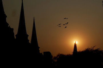 Obraz premium Obraz sylwetki starej pagody to bardzo przyjemny obraz.