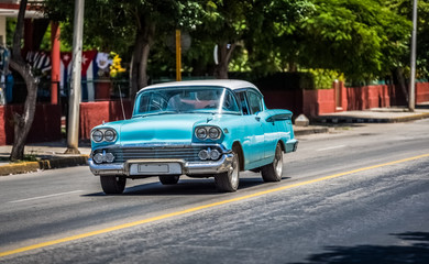 HDR - Blauer Ford Fairlane Oldtimer auf der Straße in Varadero Kuba - Serie Kuba Reportage