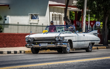 HDR - Weisser Cabriolet Oldtimer auf der Straße in Varadero Kuba - Serie Kuba Reportage
