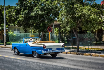 HDR - Blau weißer Cabriolet Oldtimer auf der Straße in Varadero Kuba - Serie Kuba Reportage