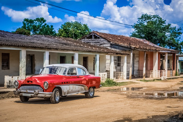 HDR - Rot weißer amerikanischer Oldtimer parkt vor einem Haus in Santa Clara Kuba - Serie Kuba Reportage - obrazy, fototapety, plakaty