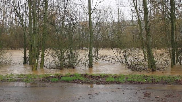 Rio Desbordado y Embarrado por Fuertes Lluvias