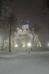 Fototapeta premium Nativity Cathedral in Suzdal Kremlin frosty winter night in a heavy fog.