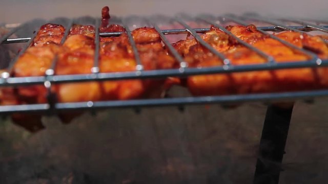 Carne de pollo  haciendose en la parrilla al aire libre 

