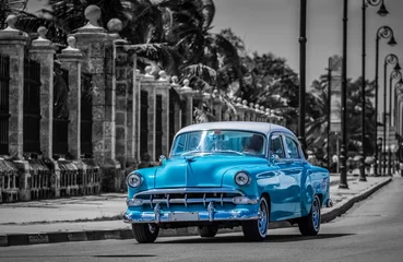 Crédence de cuisine en verre imprimé Photo du jour HDR - oldtimer bleu conduit sur la célèbre promenade du Malecon à La Havane Cuba - partiellement coloré - série Cuba Reportage