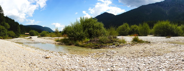 Isarwinkel, eine urwüchsige Landschaft im Quellgebiet der Isar in den Alpen Panorama
